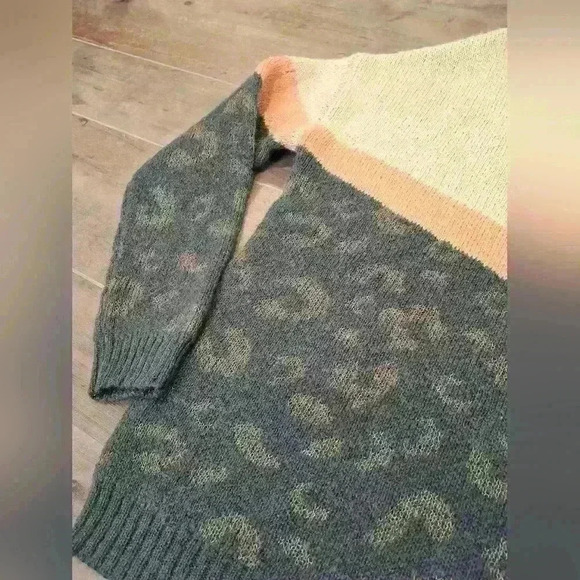 Easel Cheetah Crewneck Sweater - Picture 5 of 6